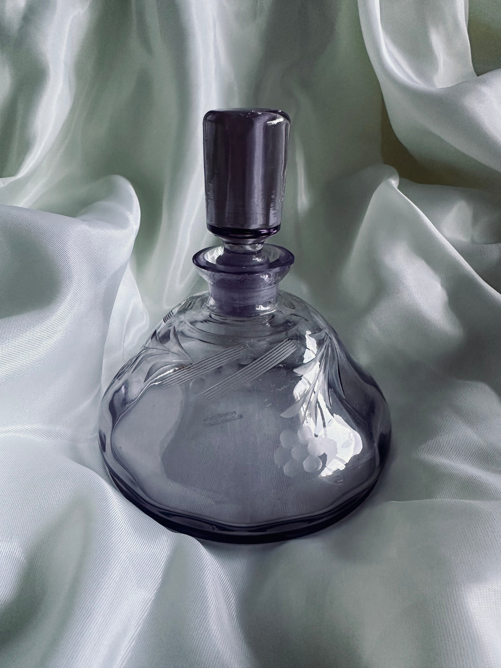 Ancien flacon de parfum en cristal ciselé