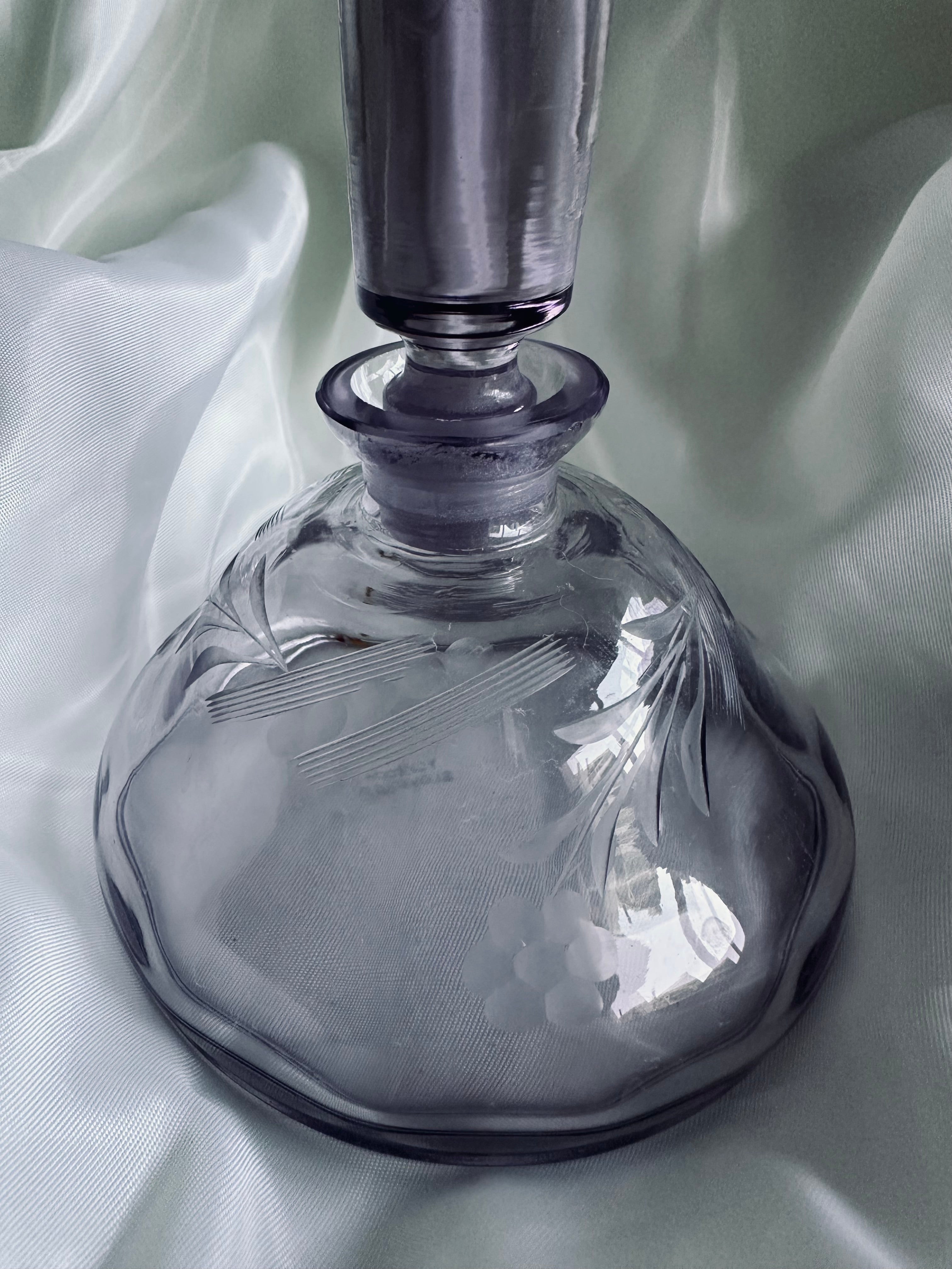 Ancien flacon de parfum en cristal ciselé