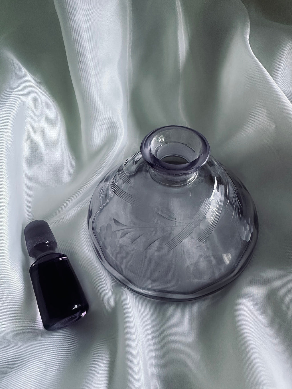 Ancien flacon de parfum en cristal ciselé