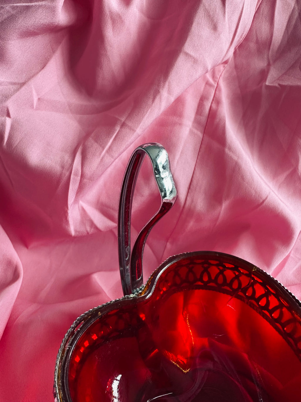 Confiturier en verre rouge vintage