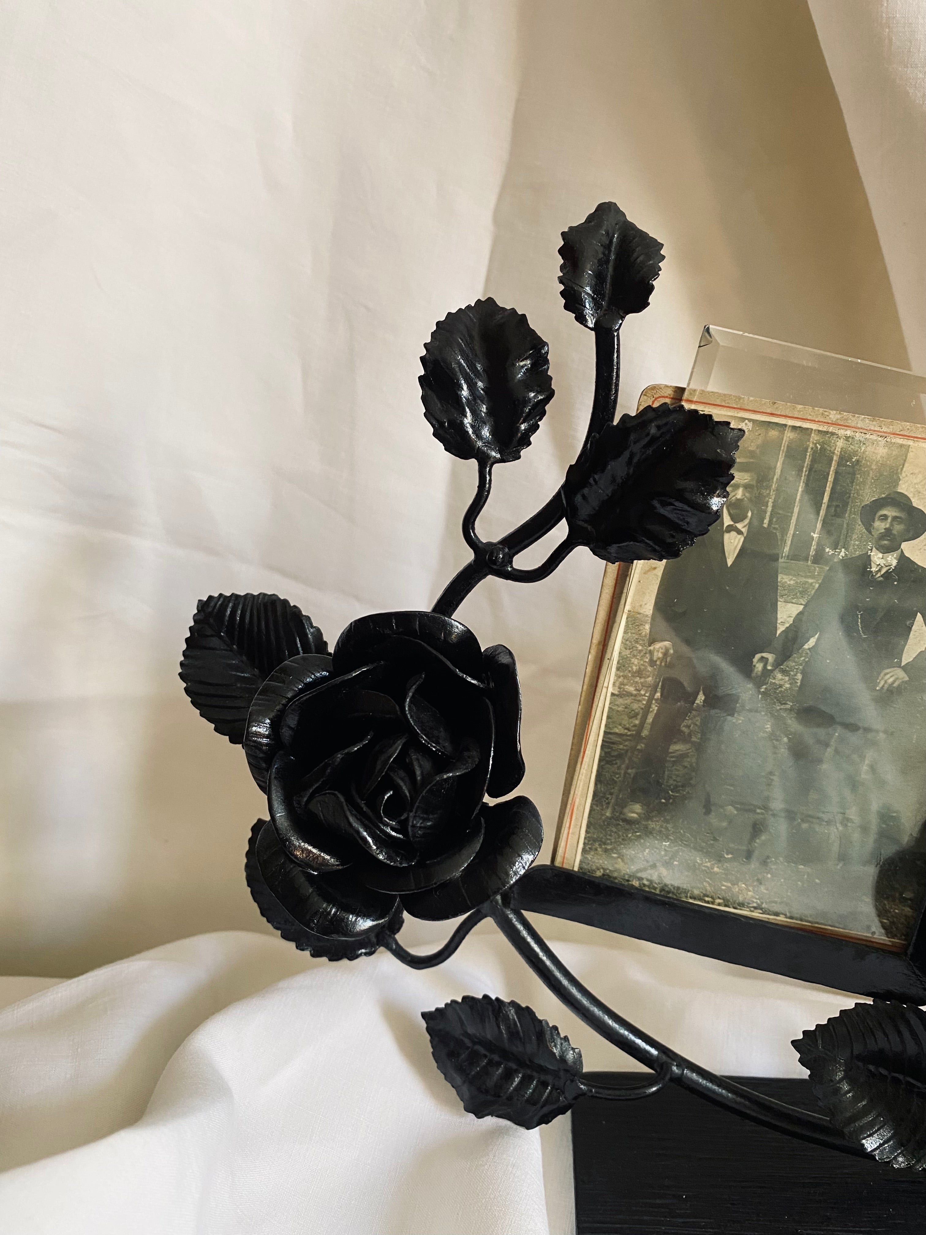 Cadre double en fer forgé à décor de roses // Années 20