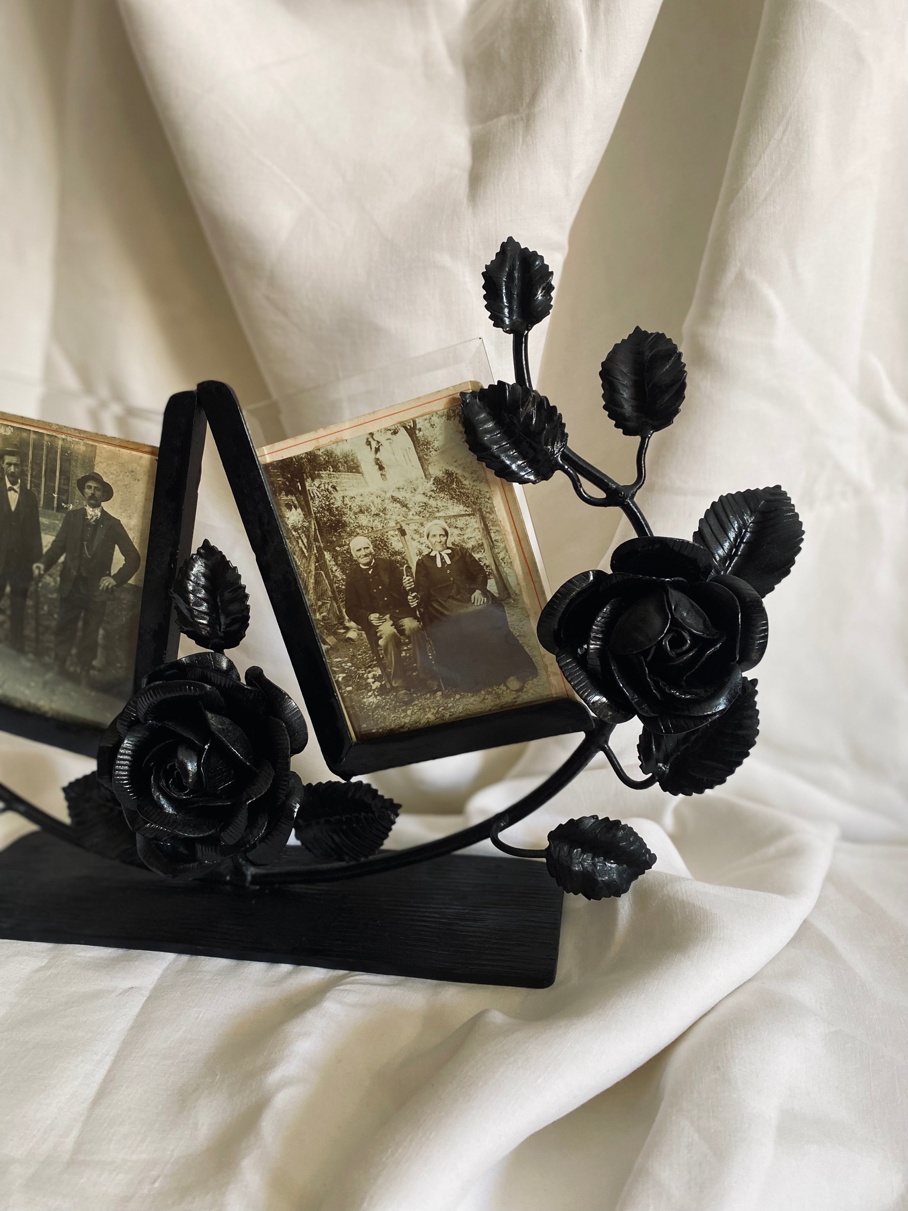 Cadre double en fer forgé à décor de roses // Années 20