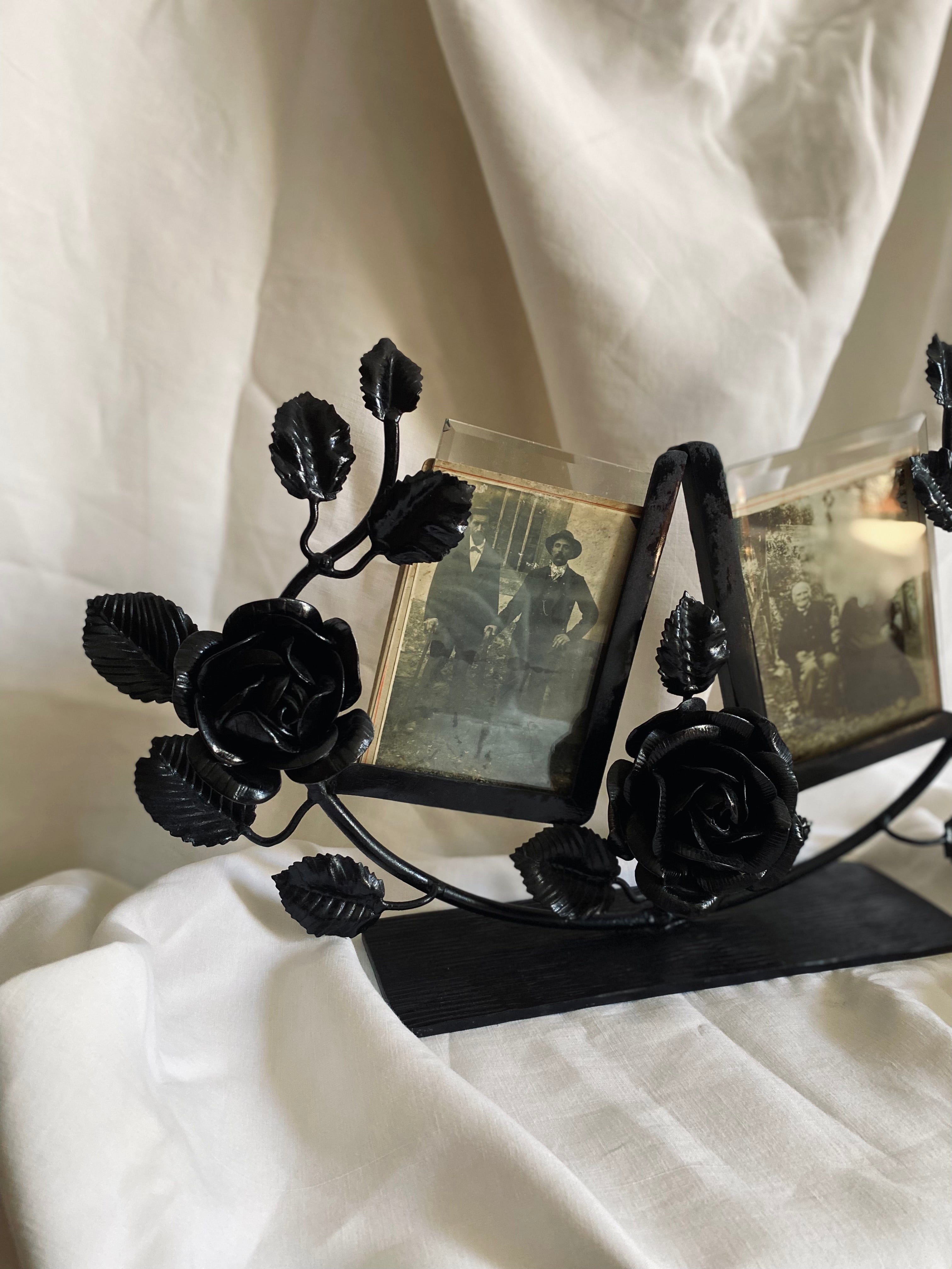 Cadre double en fer forgé à décor de roses // Années 20