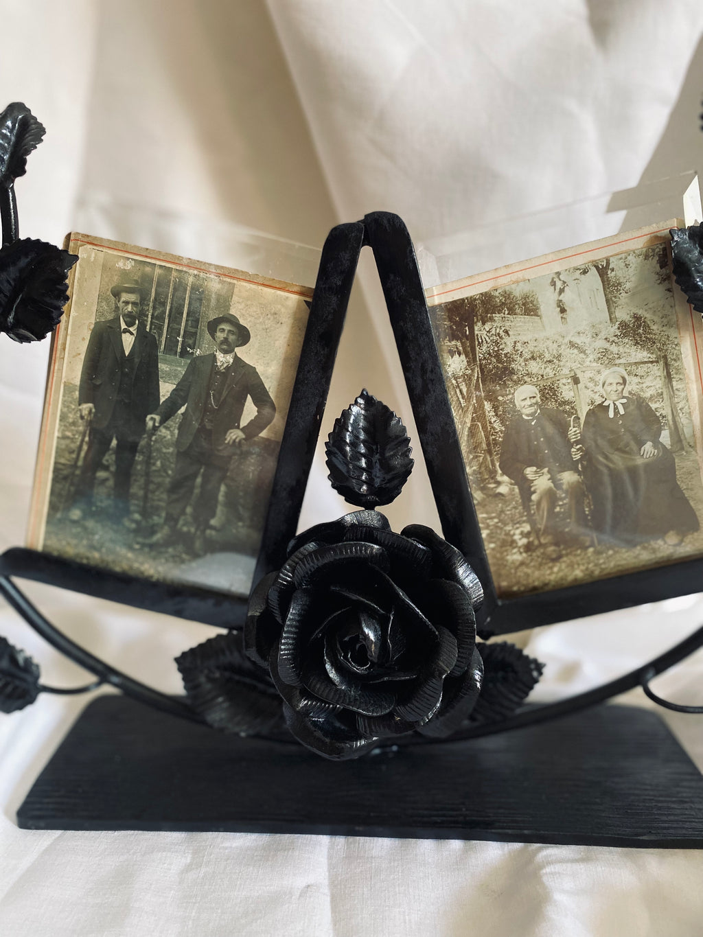 Cadre double en fer forgé à décor de roses // Années 20