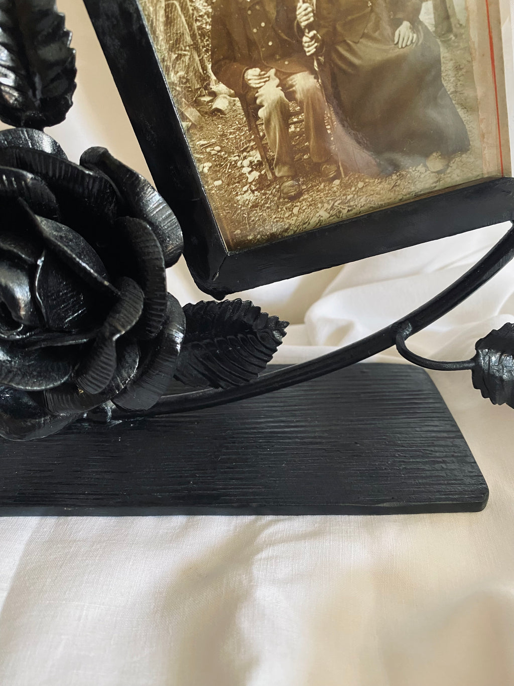 Cadre double en fer forgé à décor de roses // Années 20