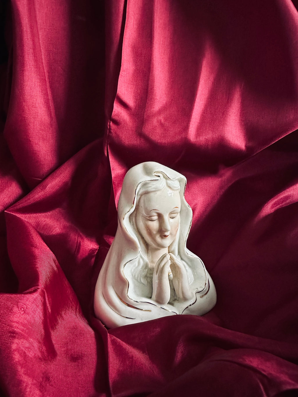 Vierge en porcelaine // Souvenir de Lourdes