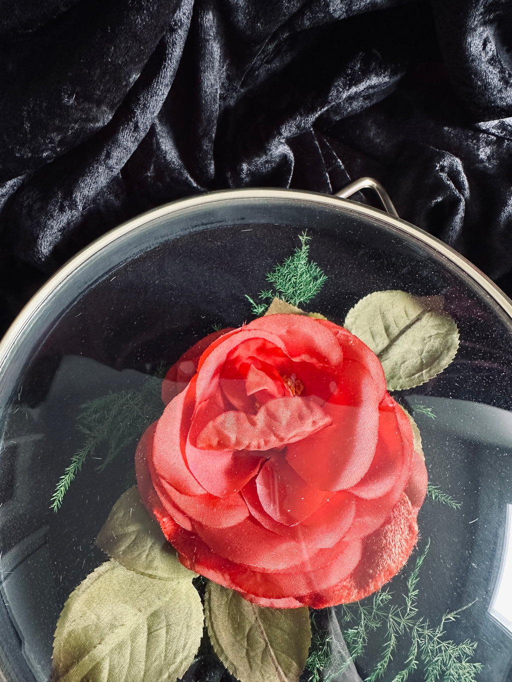 Cadre bombé avec rose artificielle // Années 70