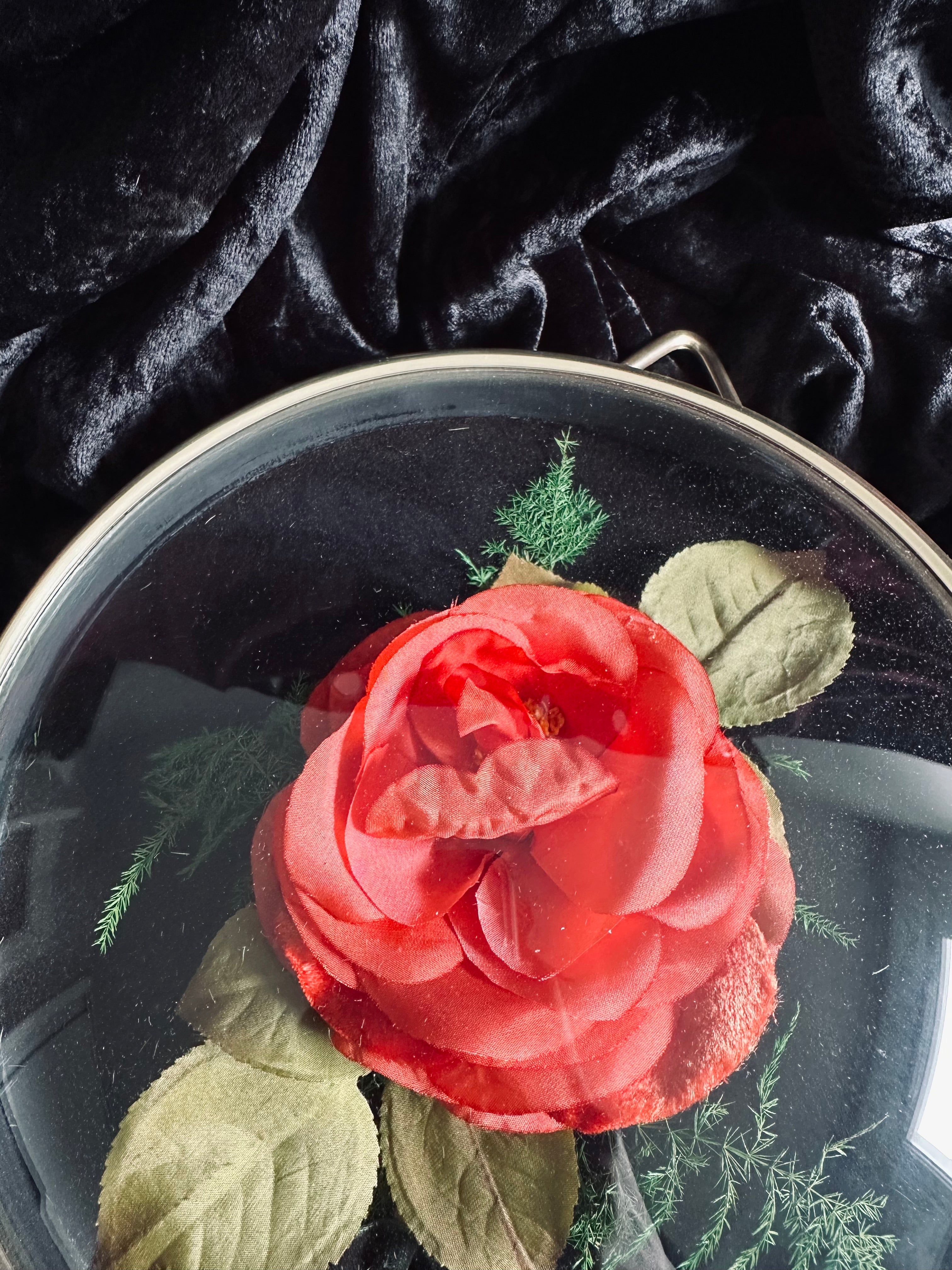 Cadre bombé avec rose artificielle // Années 70