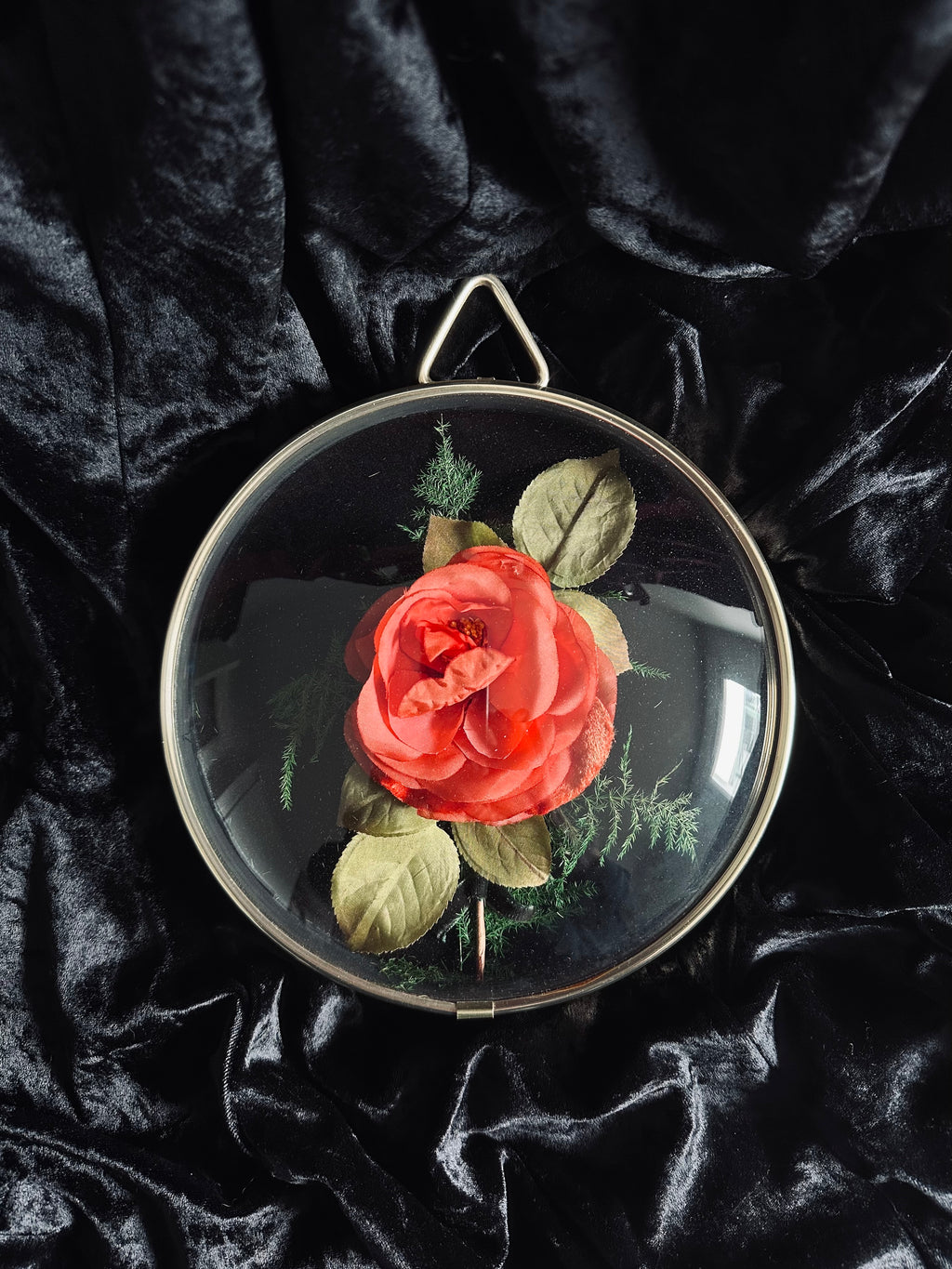 Cadre bombé avec rose artificielle // Années 70
