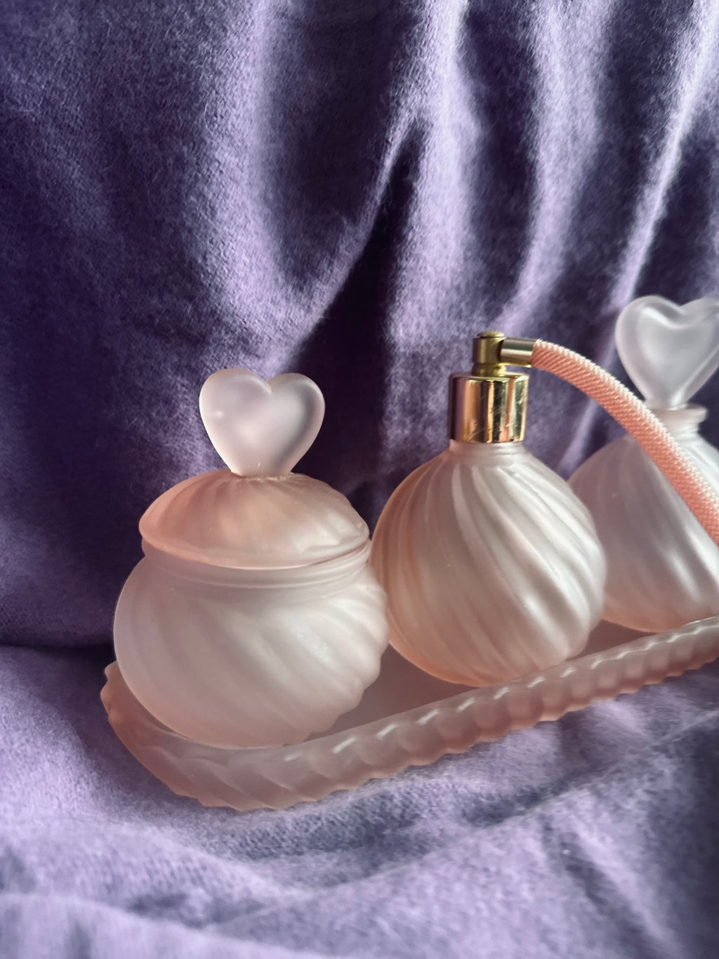 Ensemble de toilettes en verre poli rose // Années 70