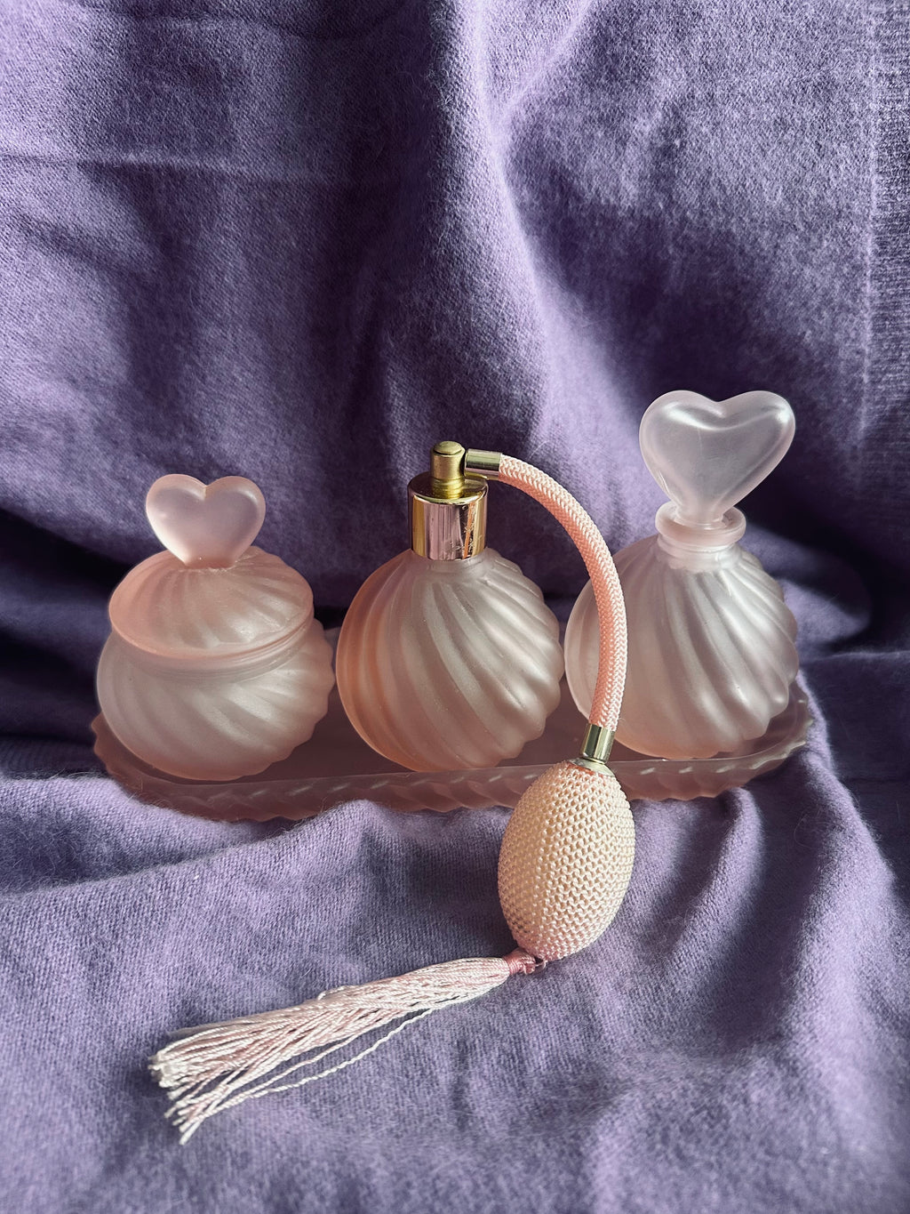 Ensemble de toilettes en verre poli rose // Années 70