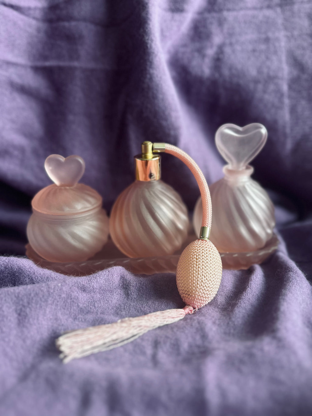 Ensemble de toilettes en verre poli rose // Années 70