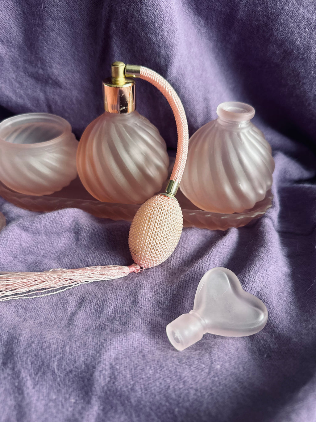 Ensemble de toilettes en verre poli rose // Années 70