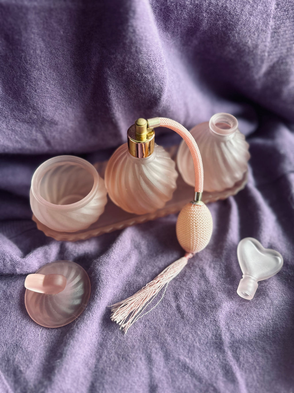 Ensemble de toilettes en verre poli rose // Années 70