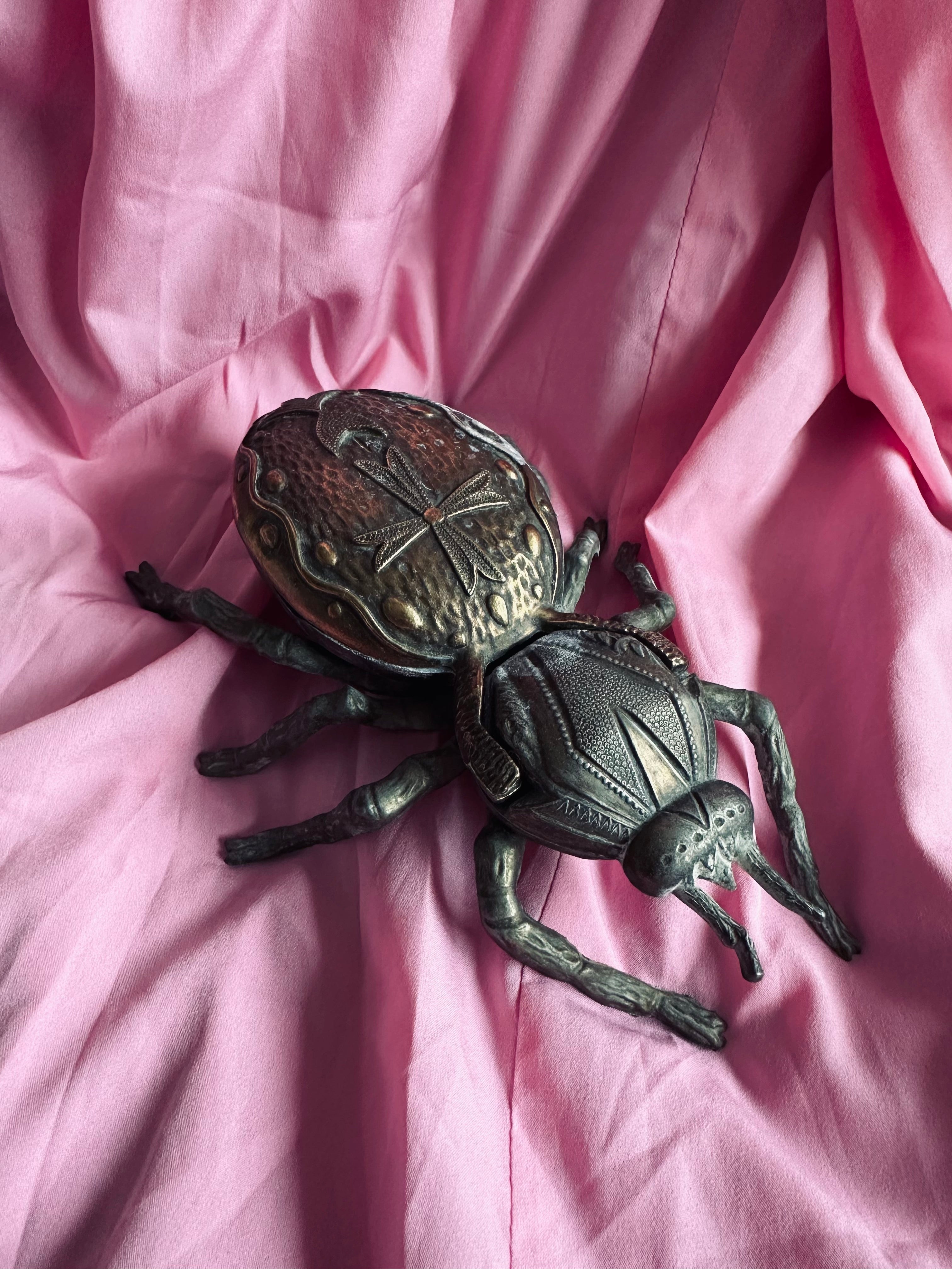 Cendrier en forme d'insecte en métal // milieu XXème siècle